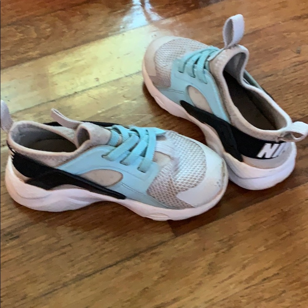 Children’s Nike huarache size 9